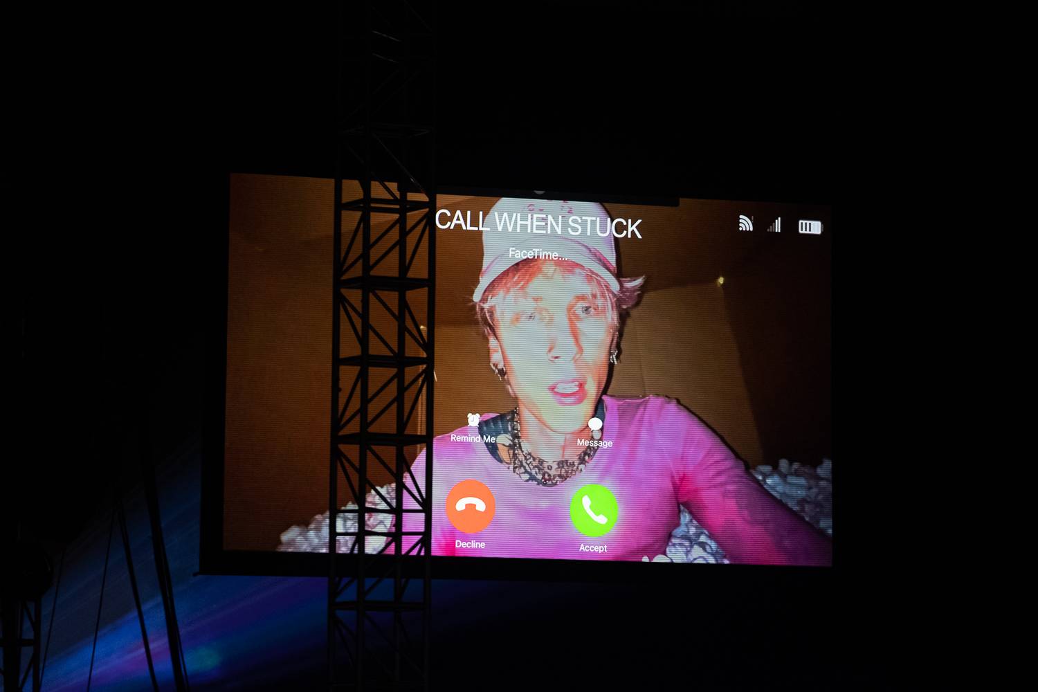 Machine Gun Kelly se v Praze vznášel ve vrtulníku a kouřil na pódiu cigára