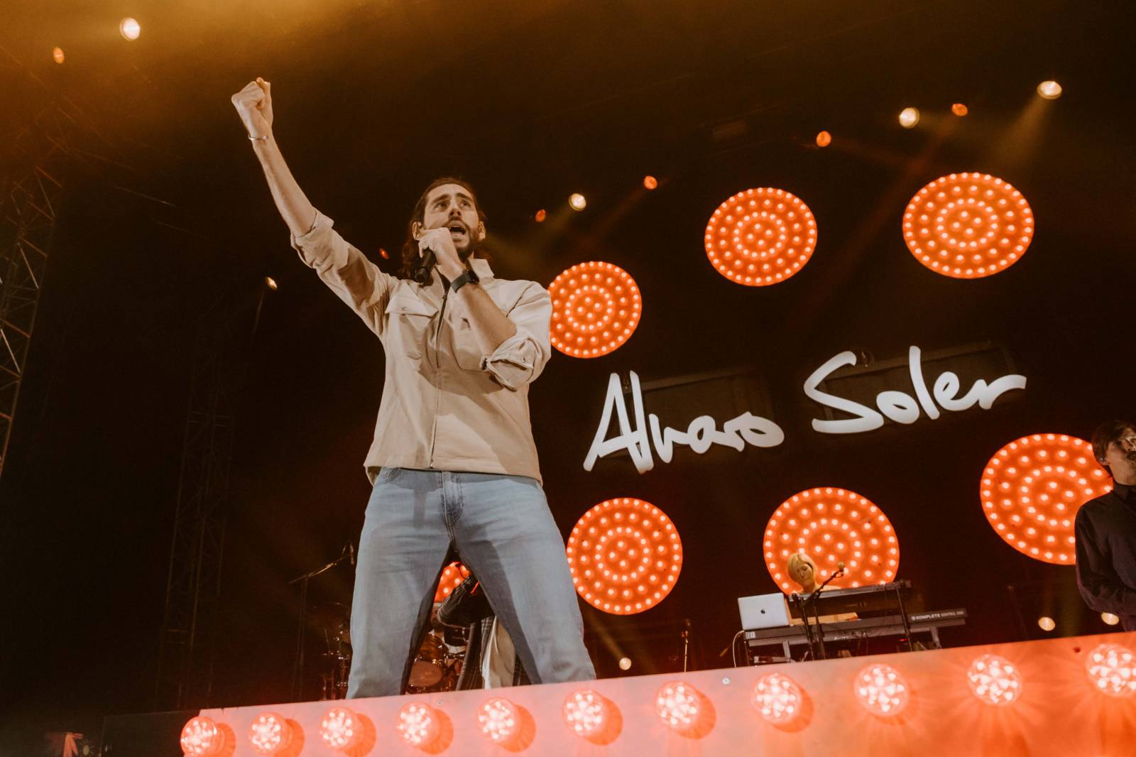 Alvaro Soler přivezl do Prahy kus Španělska, předskakoval mu bratr Greg Taro