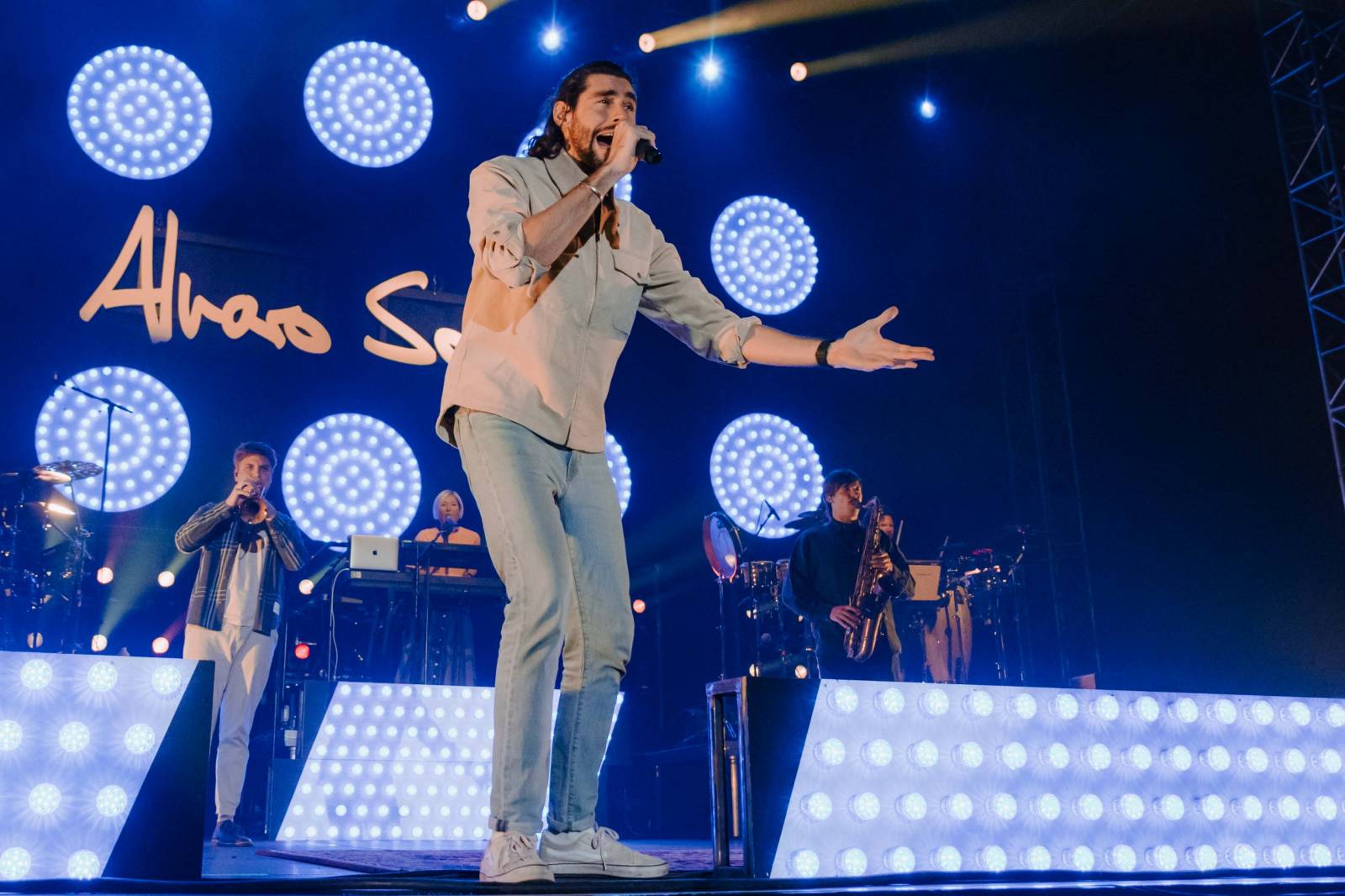 Alvaro Soler přivezl do Prahy kus Španělska, předskakoval mu bratr Greg Taro