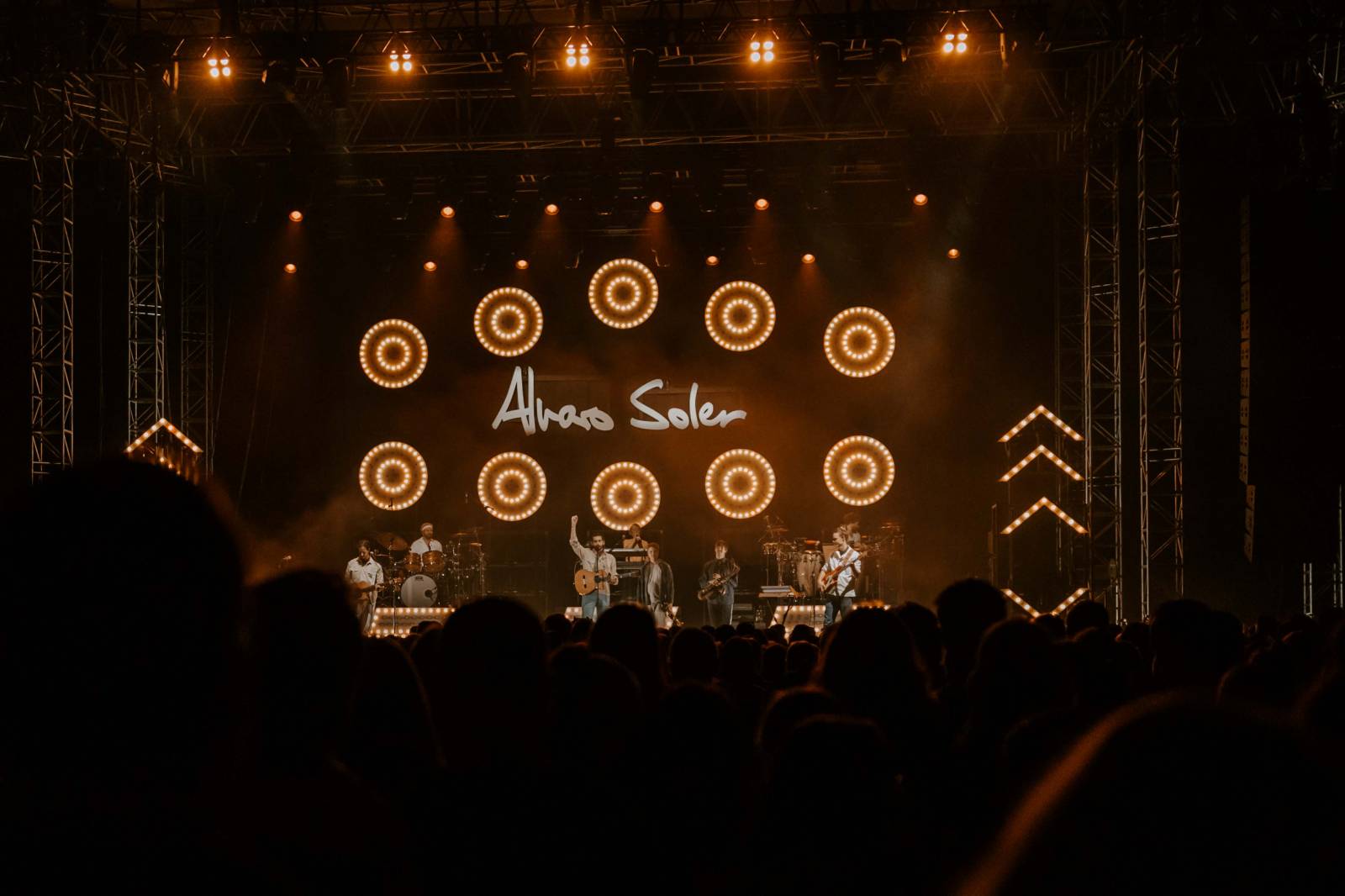 Alvaro Soler přivezl do Prahy kus Španělska, předskakoval mu bratr Greg Taro