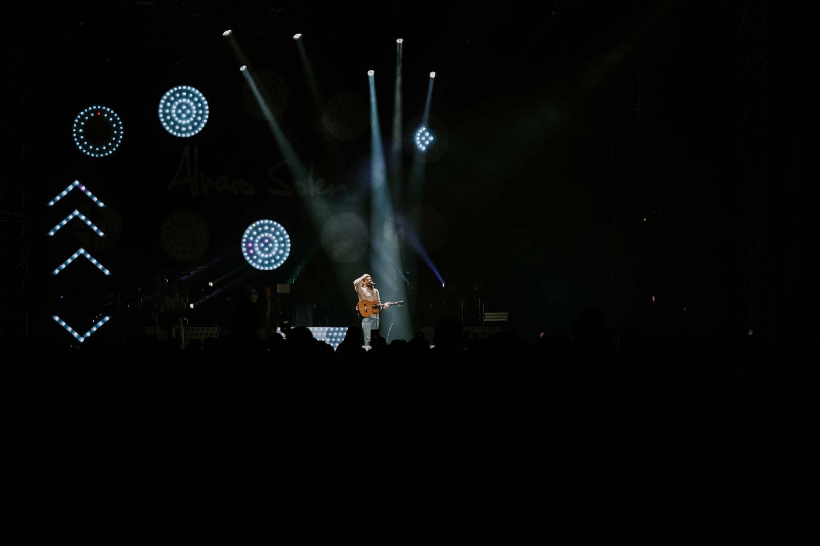 Alvaro Soler přivezl do Prahy kus Španělska, předskakoval mu bratr Greg Taro