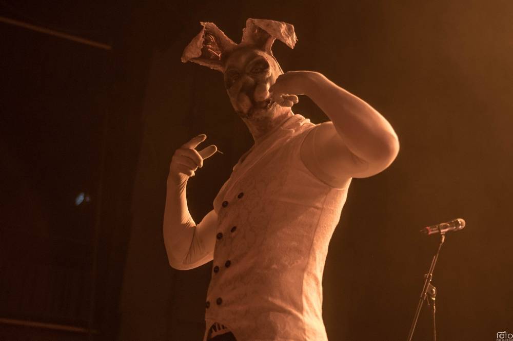 Frog Leap rozhýbal Forum Karlín svými metalovými předělávkami známých skladeb