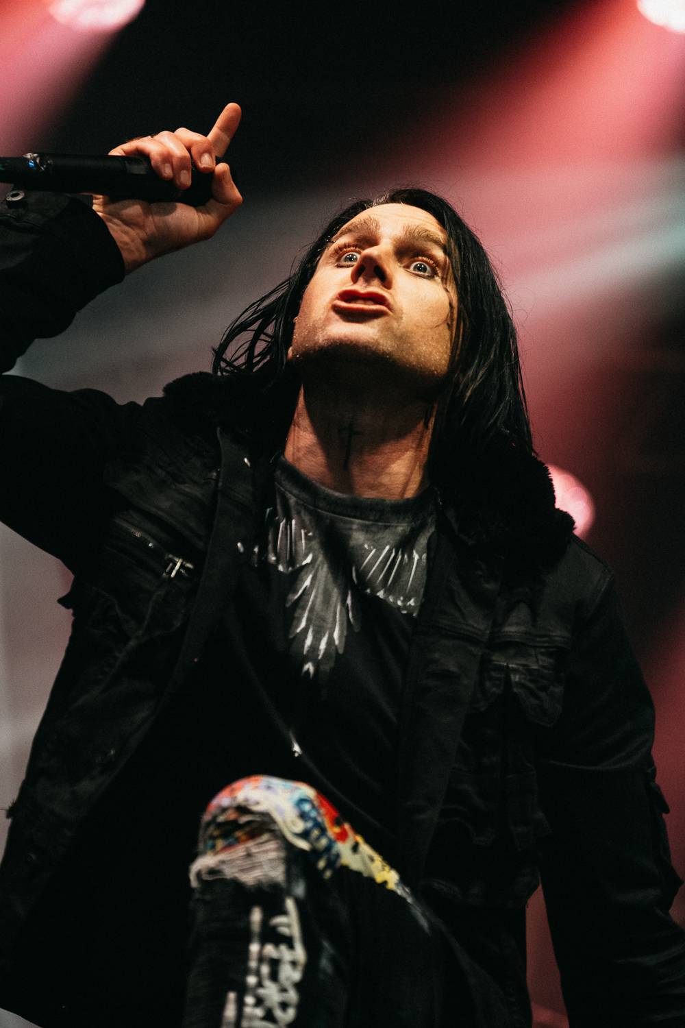 Vystrčené jazyky i burcující pohledy do publika. Three Days Grace se s pražským publikem nemazlili