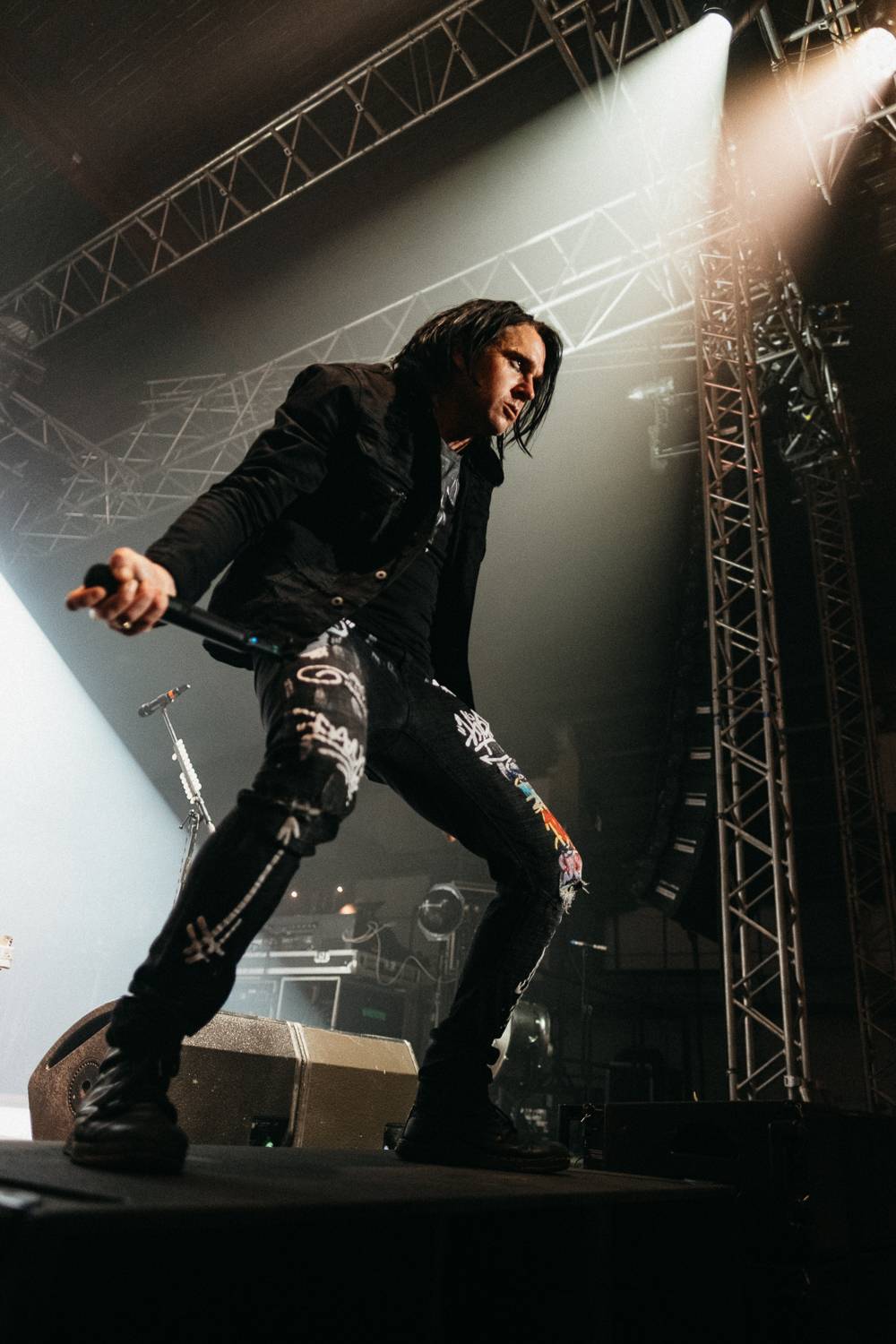 Vystrčené jazyky i burcující pohledy do publika. Three Days Grace se s pražským publikem nemazlili