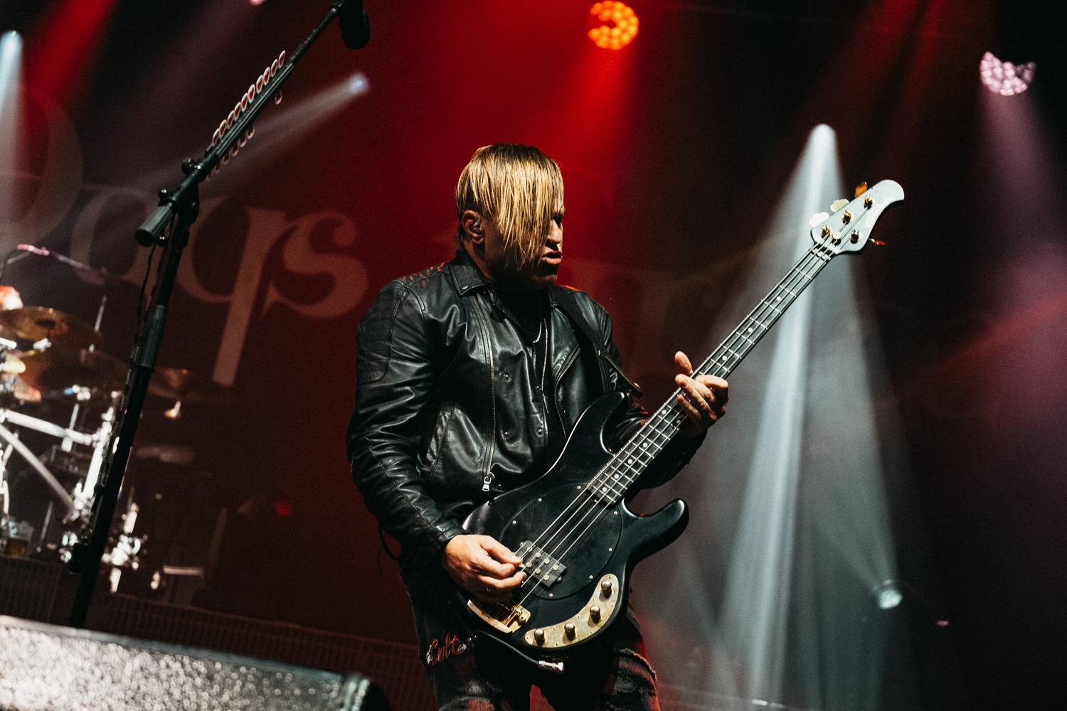 Vystrčené jazyky i burcující pohledy do publika. Three Days Grace se s pražským publikem nemazlili