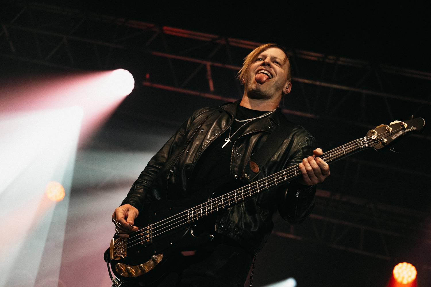 Vystrčené jazyky i burcující pohledy do publika. Three Days Grace se s pražským publikem nemazlili