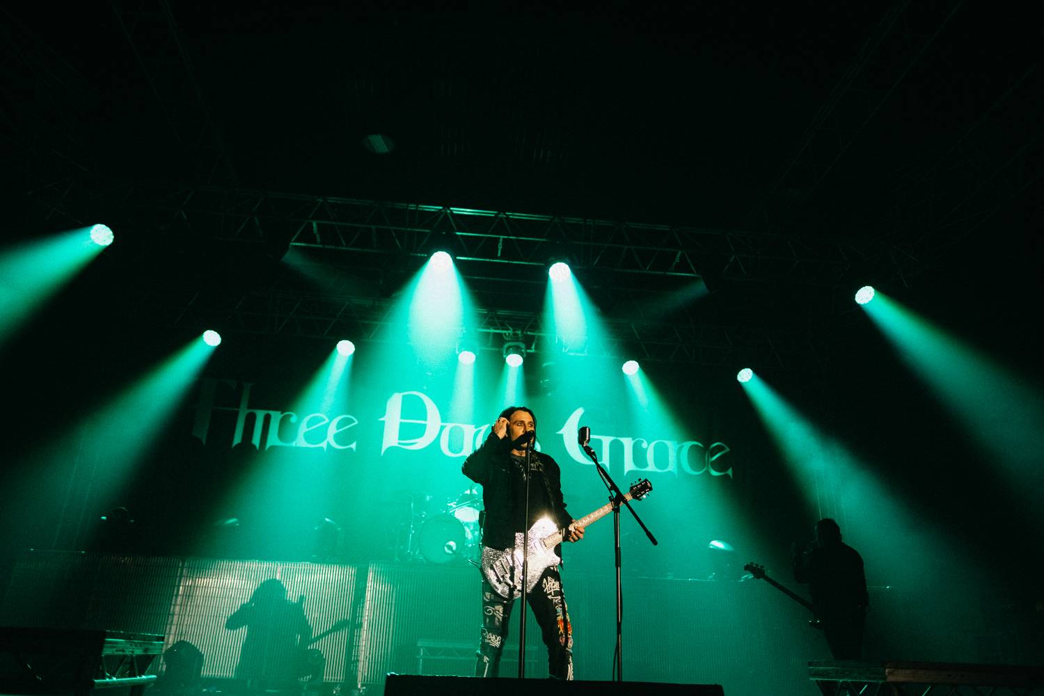 Vystrčené jazyky i burcující pohledy do publika. Three Days Grace se s pražským publikem nemazlili