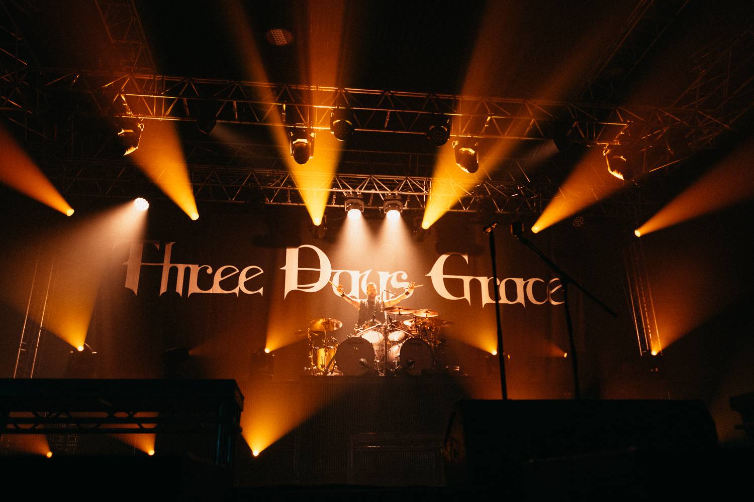 Vystrčené jazyky i burcující pohledy do publika. Three Days Grace se s pražským publikem nemazlili