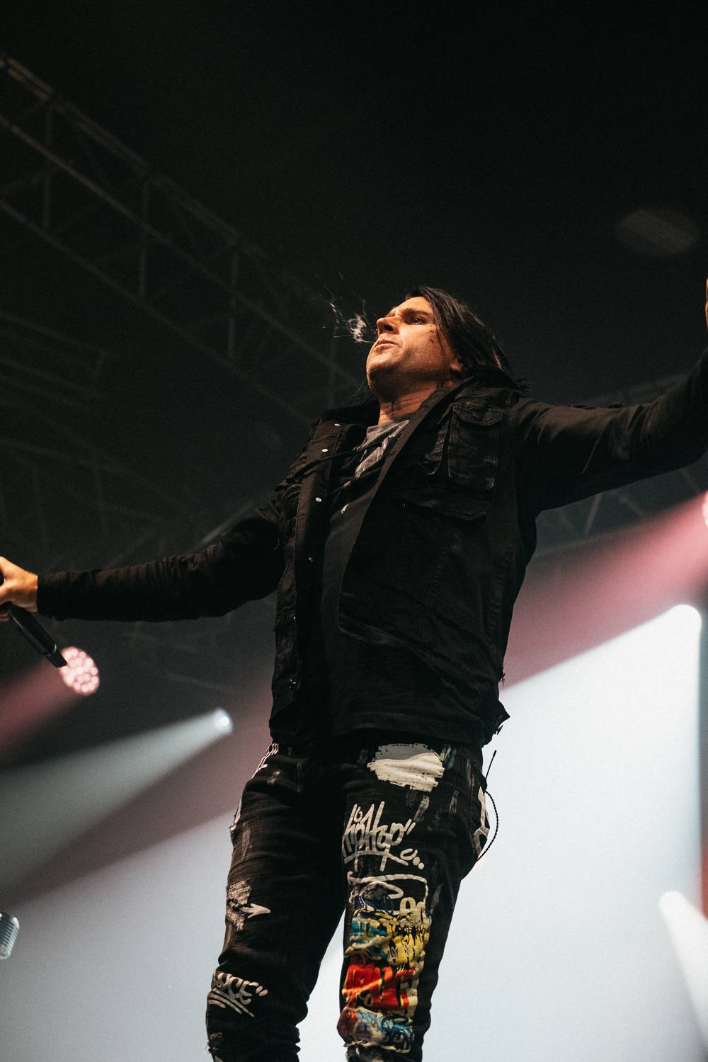 Vystrčené jazyky i burcující pohledy do publika. Three Days Grace se s pražským publikem nemazlili