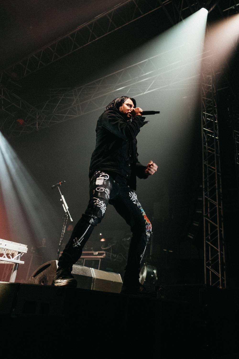 Vystrčené jazyky i burcující pohledy do publika. Three Days Grace se s pražským publikem nemazlili