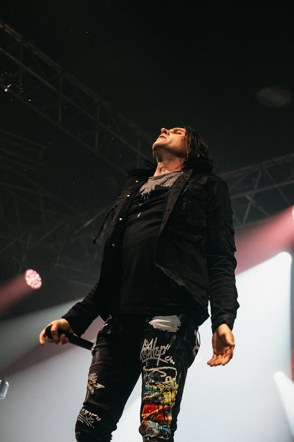 Vystrčené jazyky i burcující pohledy do publika. Three Days Grace se s pražským publikem nemazlili