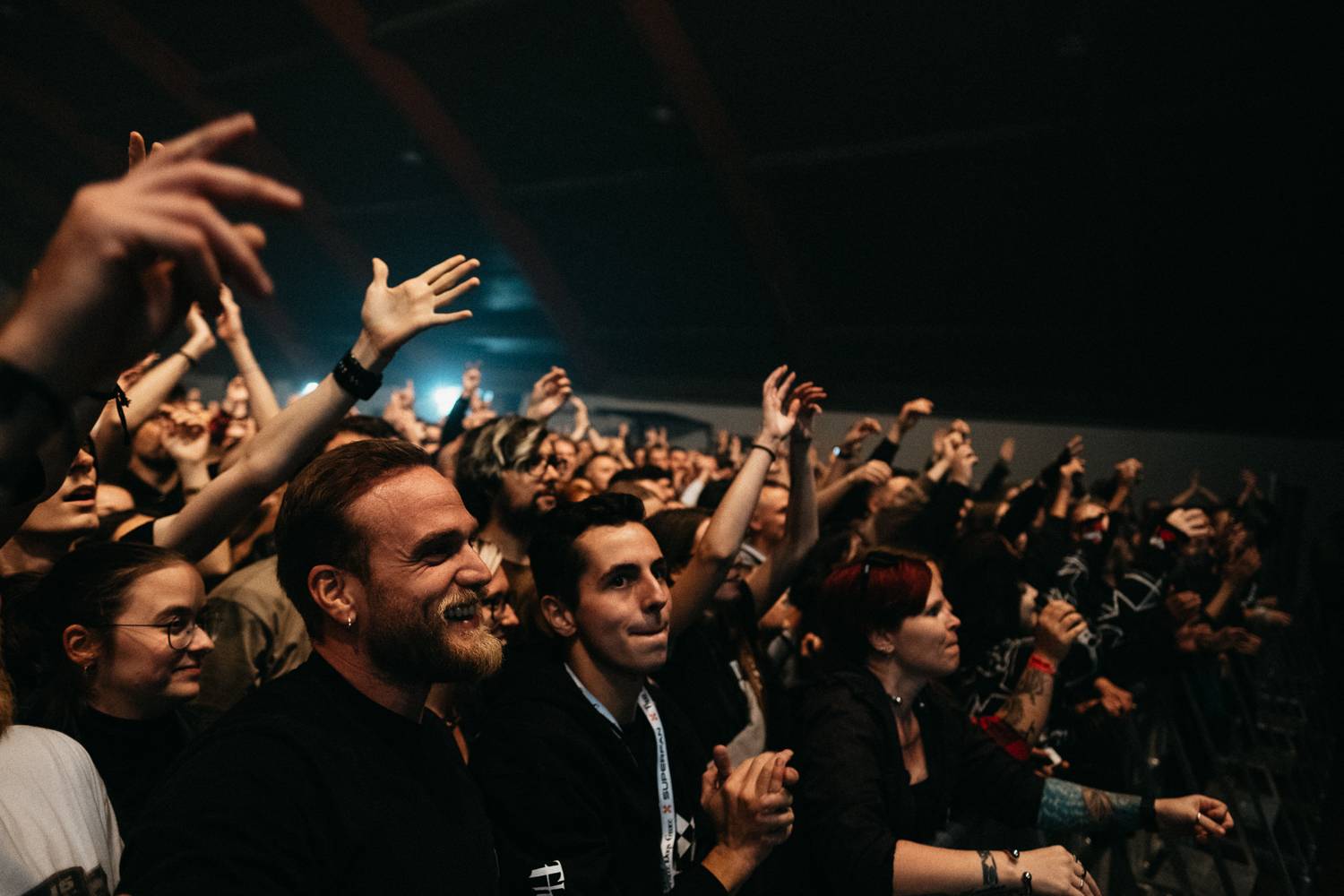 Vystrčené jazyky i burcující pohledy do publika. Three Days Grace se s pražským publikem nemazlili