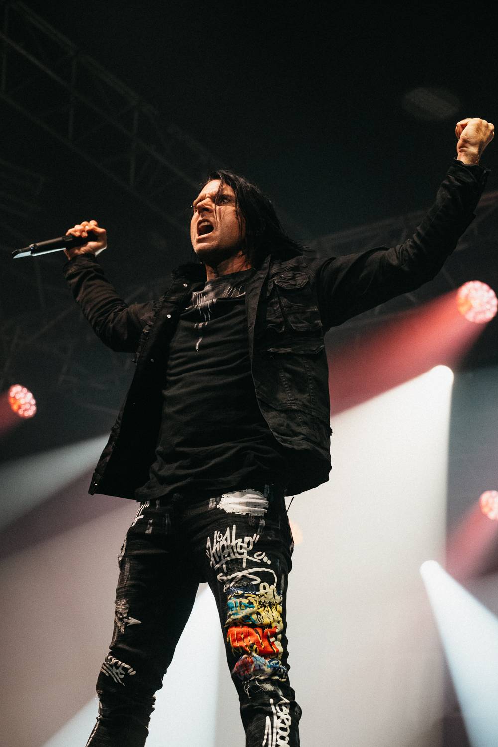 Vystrčené jazyky i burcující pohledy do publika. Three Days Grace se s pražským publikem nemazlili