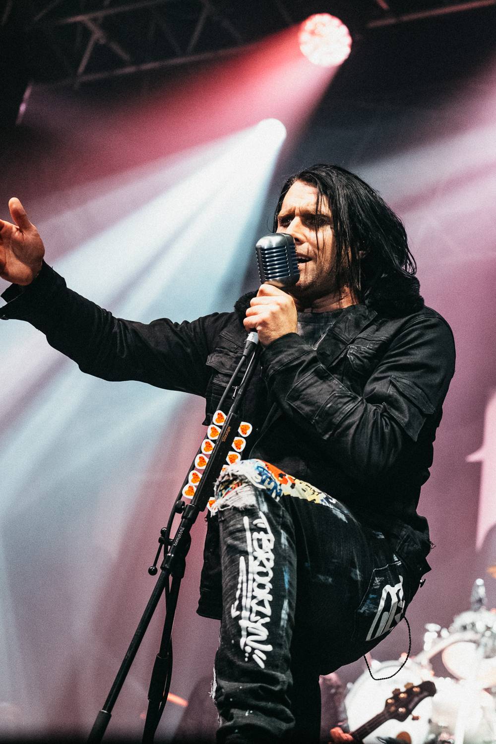 Vystrčené jazyky i burcující pohledy do publika. Three Days Grace se s pražským publikem nemazlili