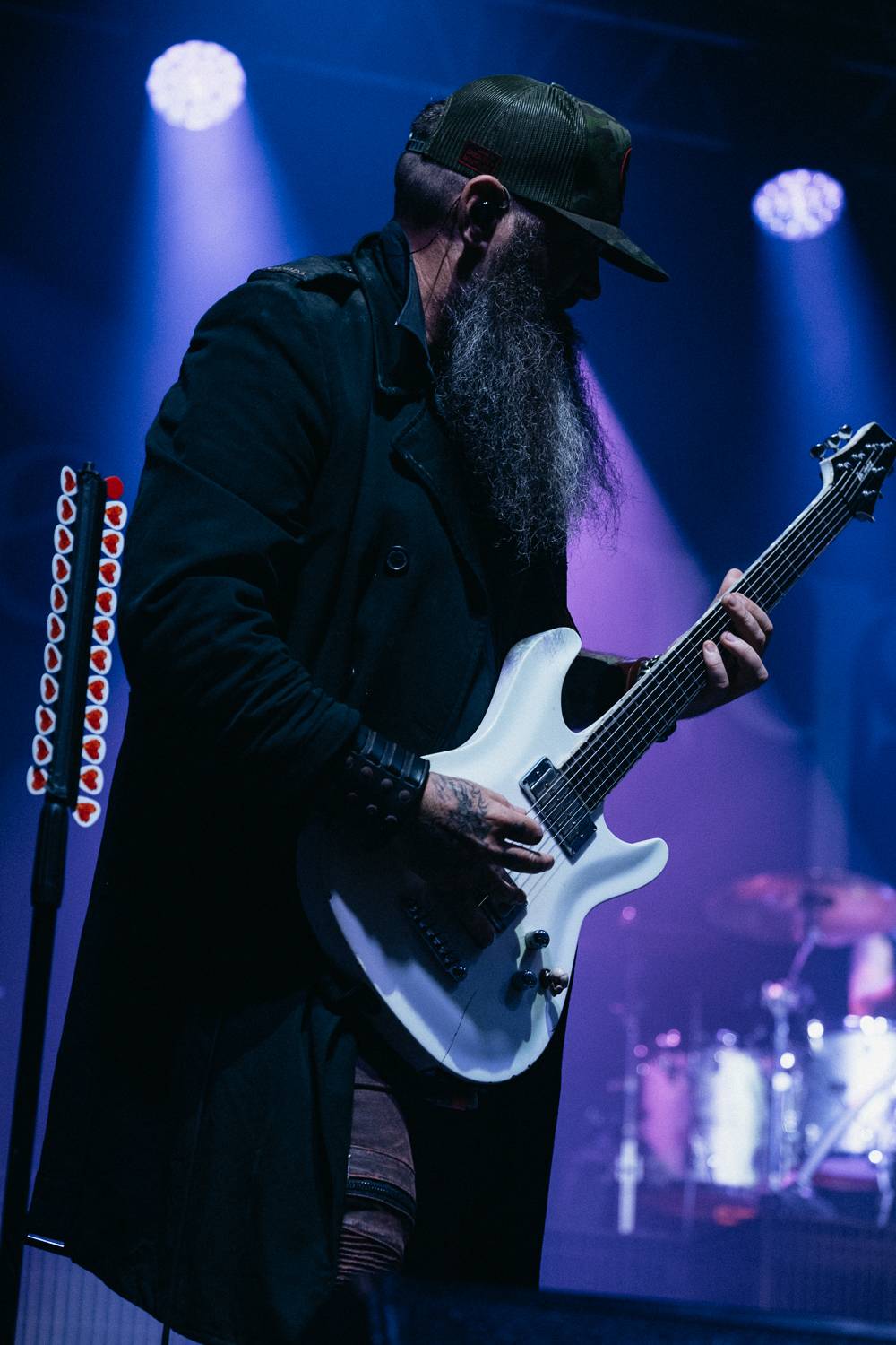 Vystrčené jazyky i burcující pohledy do publika. Three Days Grace se s pražským publikem nemazlili