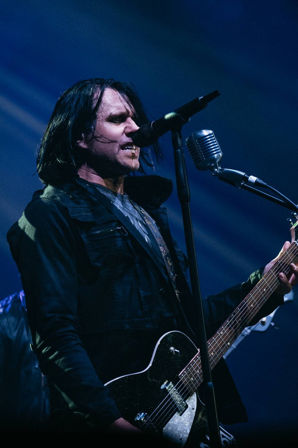 Vystrčené jazyky i burcující pohledy do publika. Three Days Grace se s pražským publikem nemazlili