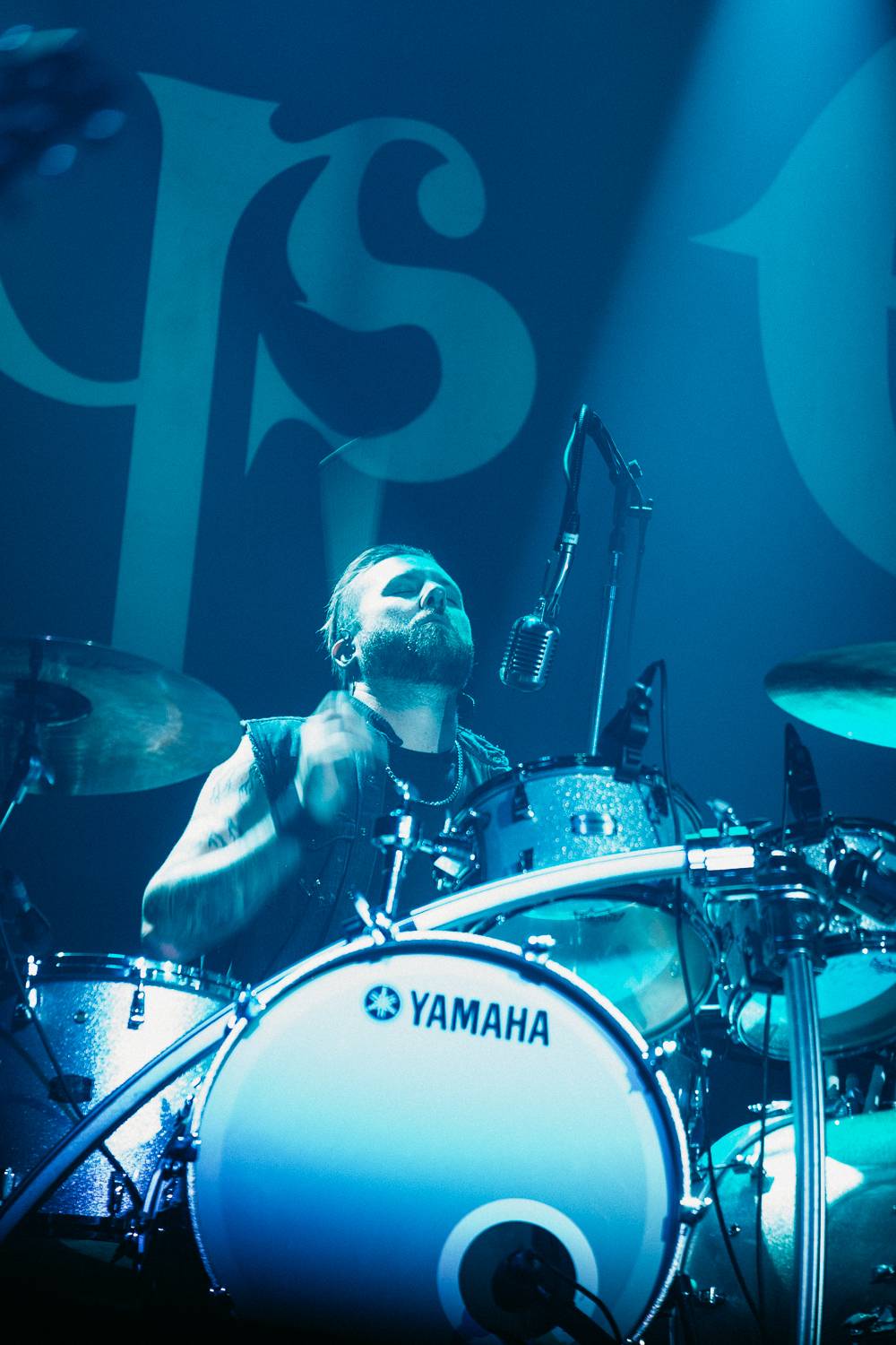 Vystrčené jazyky i burcující pohledy do publika. Three Days Grace se s pražským publikem nemazlili