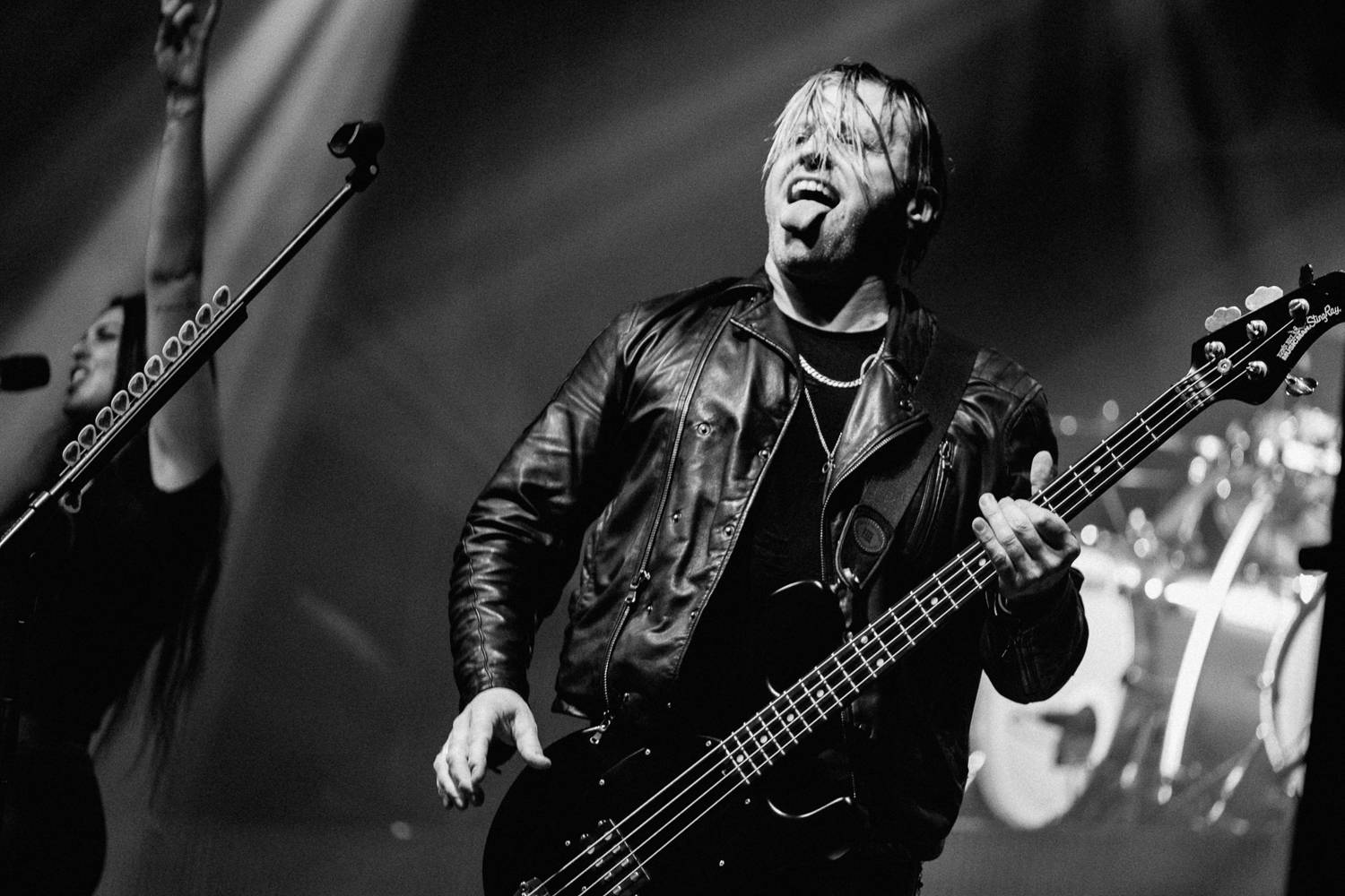 Vystrčené jazyky i burcující pohledy do publika. Three Days Grace se s pražským publikem nemazlili