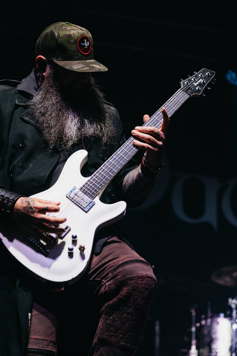 Vystrčené jazyky i burcující pohledy do publika. Three Days Grace se s pražským publikem nemazlili