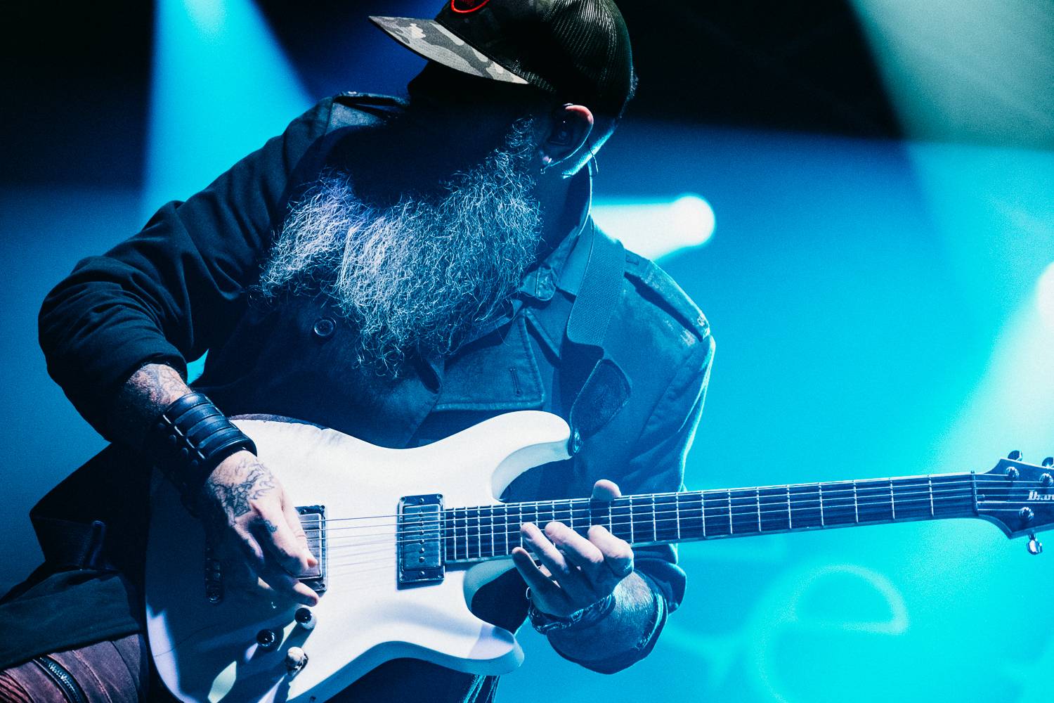 Vystrčené jazyky i burcující pohledy do publika. Three Days Grace se s pražským publikem nemazlili