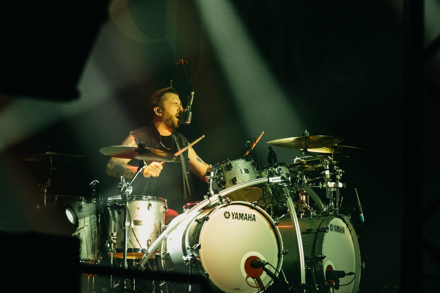 Vystrčené jazyky i burcující pohledy do publika. Three Days Grace se s pražským publikem nemazlili