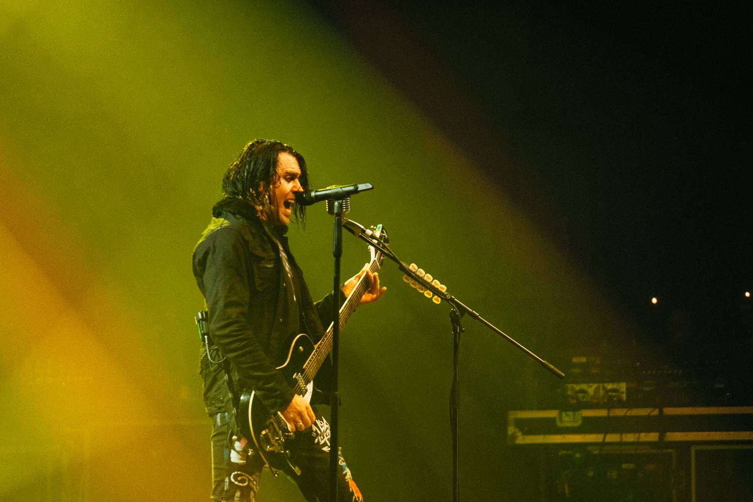 Vystrčené jazyky i burcující pohledy do publika. Three Days Grace se s pražským publikem nemazlili