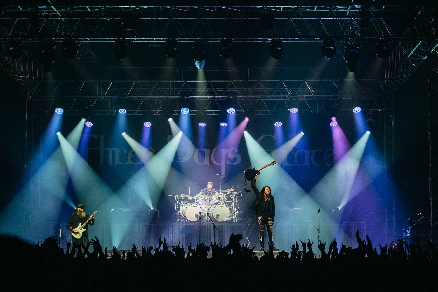 Vystrčené jazyky i burcující pohledy do publika. Three Days Grace se s pražským publikem nemazlili