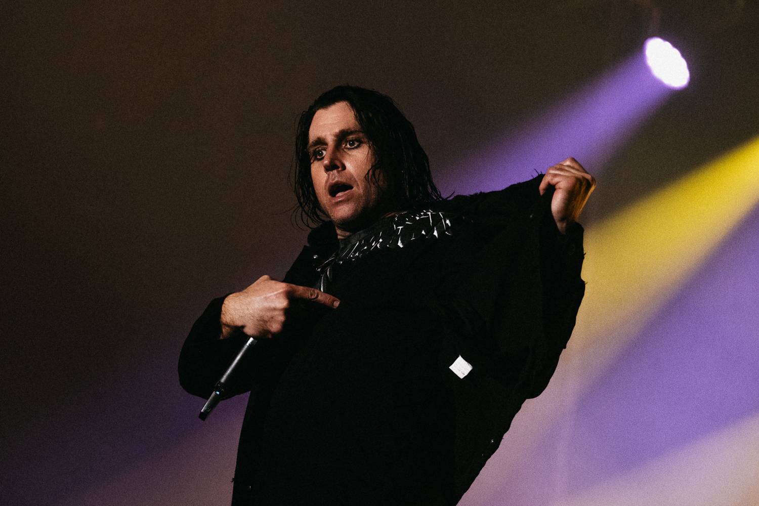 Vystrčené jazyky i burcující pohledy do publika. Three Days Grace se s pražským publikem nemazlili