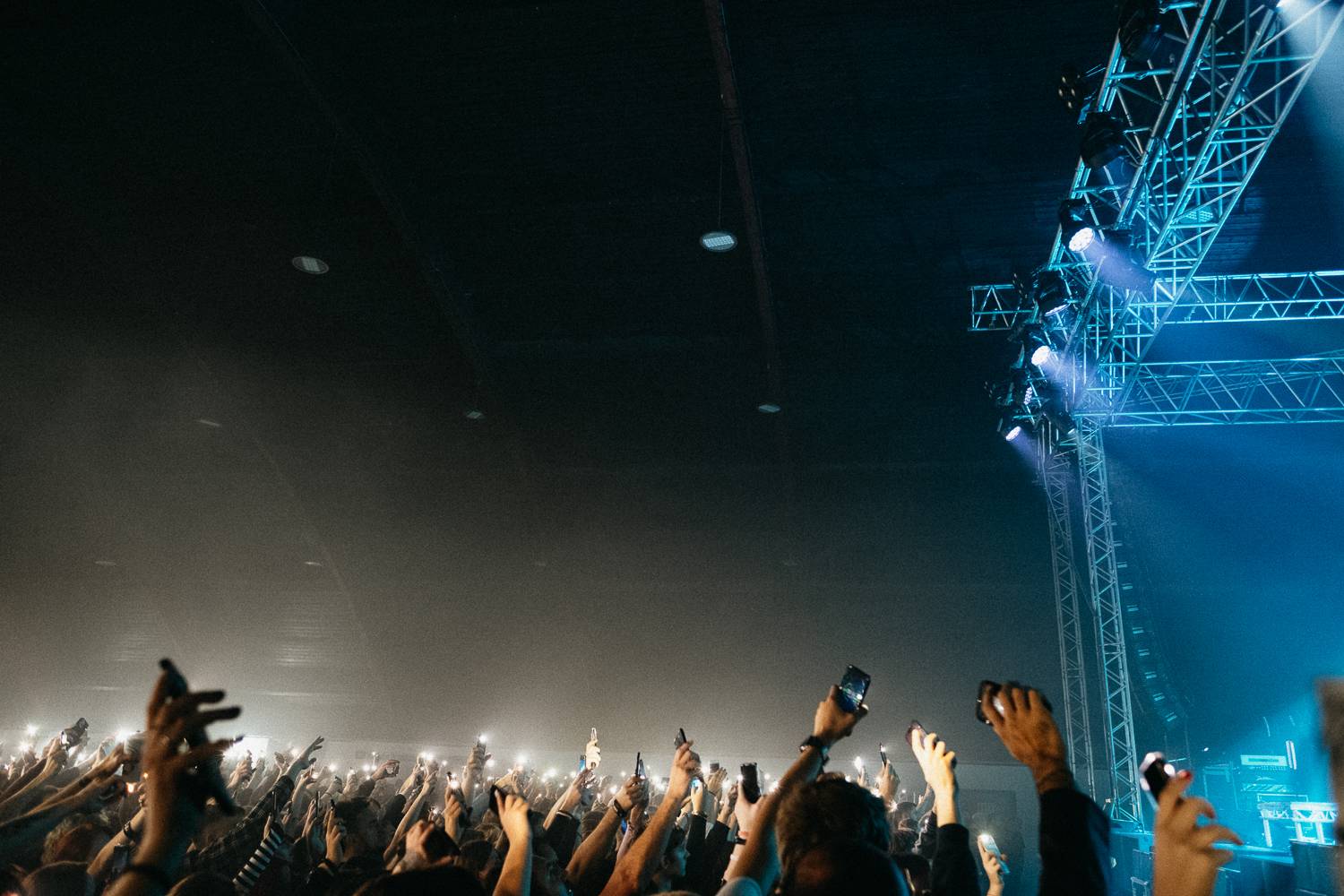 Vystrčené jazyky i burcující pohledy do publika. Three Days Grace se s pražským publikem nemazlili