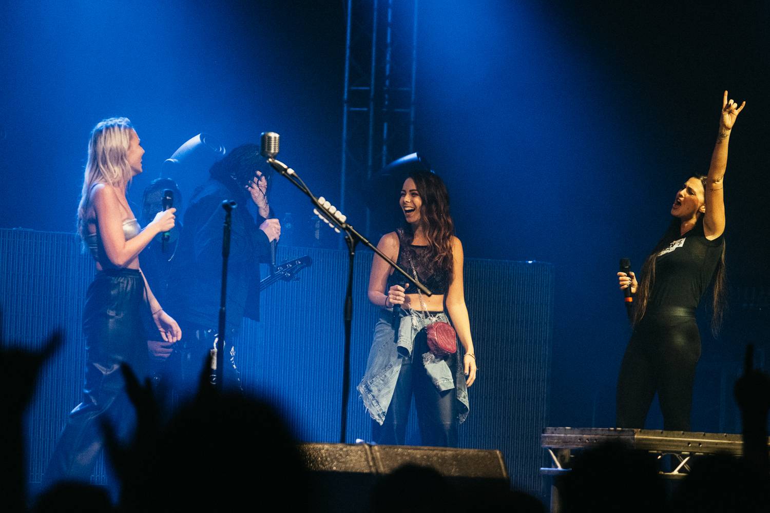 Vystrčené jazyky i burcující pohledy do publika. Three Days Grace se s pražským publikem nemazlili