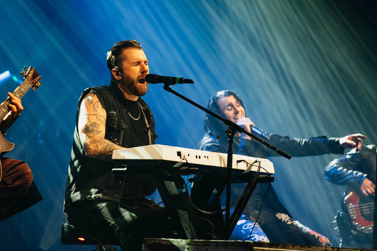 Vystrčené jazyky i burcující pohledy do publika. Three Days Grace se s pražským publikem nemazlili