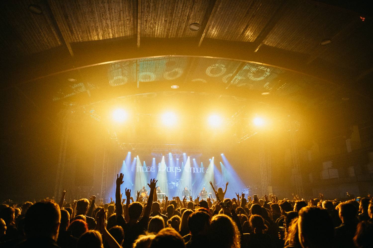 Vystrčené jazyky i burcující pohledy do publika. Three Days Grace se s pražským publikem nemazlili