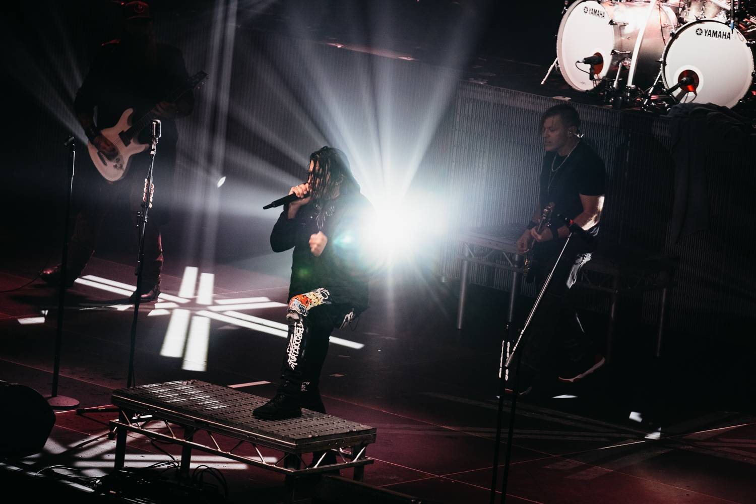 Vystrčené jazyky i burcující pohledy do publika. Three Days Grace se s pražským publikem nemazlili