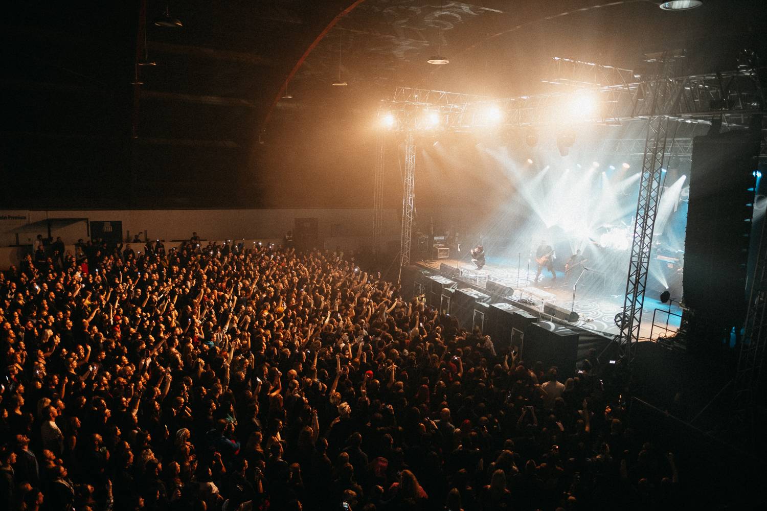 Vystrčené jazyky i burcující pohledy do publika. Three Days Grace se s pražským publikem nemazlili