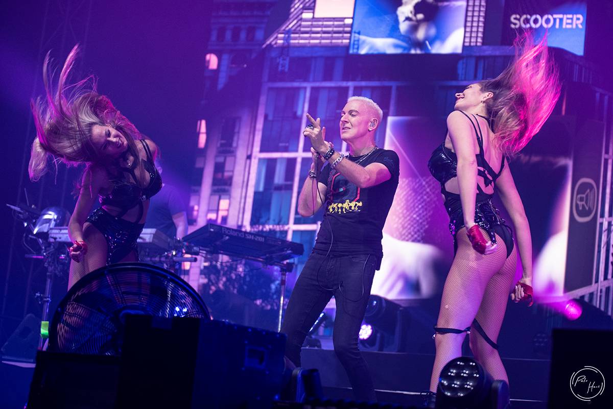 Scooter rozpohyboval zimák v Ústí nad Labem, přivezl si i sexy tanečnice