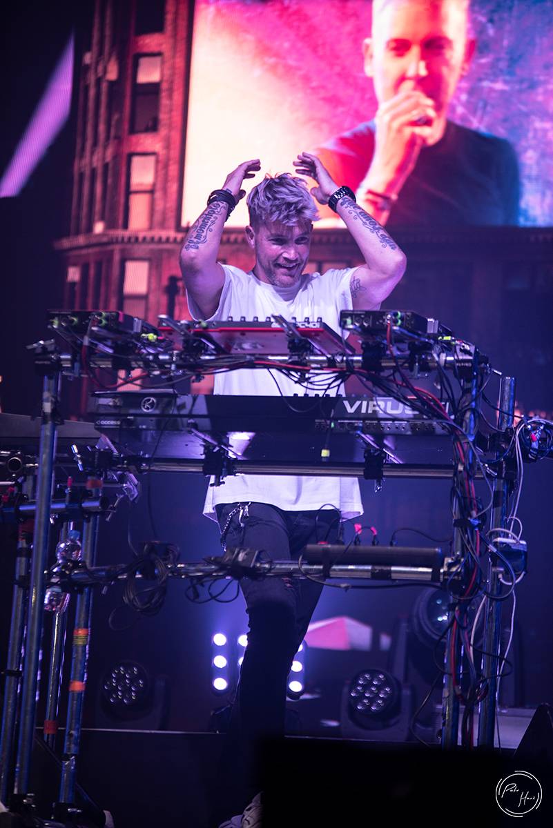 Scooter rozpohyboval zimák v Ústí nad Labem, přivezl si i sexy tanečnice