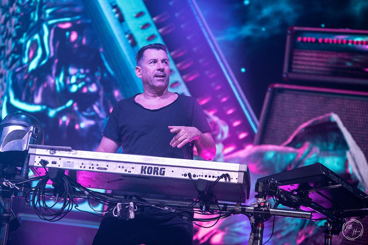 Scooter rozpohyboval zimák v Ústí nad Labem, přivezl si i sexy tanečnice