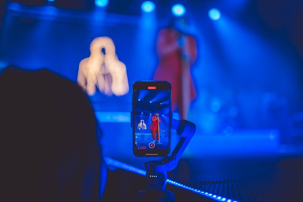 Ewa Farna odstartovala turné k desce Umami, do Ostravy přijela se Sofianem Medjmedj