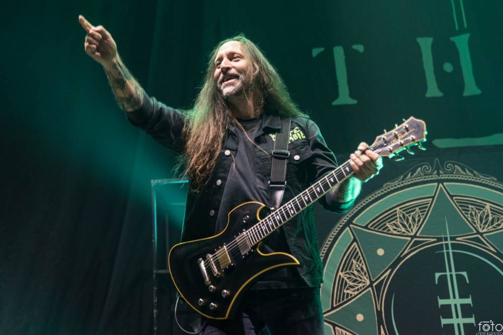 Amon Amarth si do Prahy přivezli nafukovací rytíře i ohnivé efekty