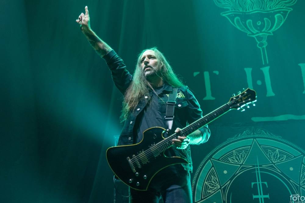 Amon Amarth si do Prahy přivezli nafukovací rytíře i ohnivé efekty