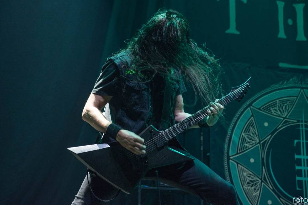 Amon Amarth si do Prahy přivezli nafukovací rytíře i ohnivé efekty