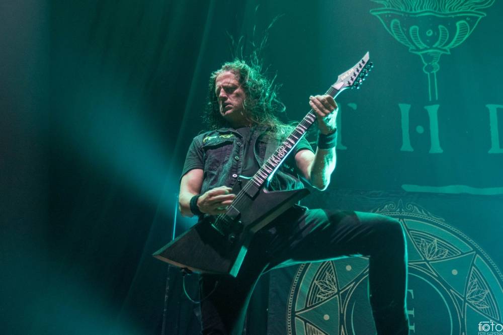 Amon Amarth si do Prahy přivezli nafukovací rytíře i ohnivé efekty