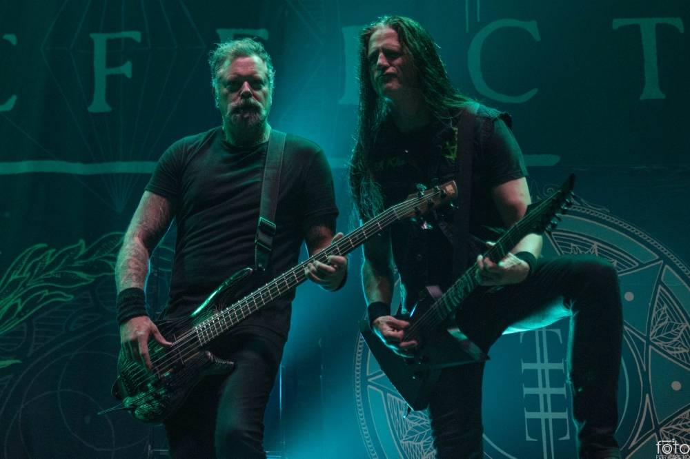 Amon Amarth si do Prahy přivezli nafukovací rytíře i ohnivé efekty