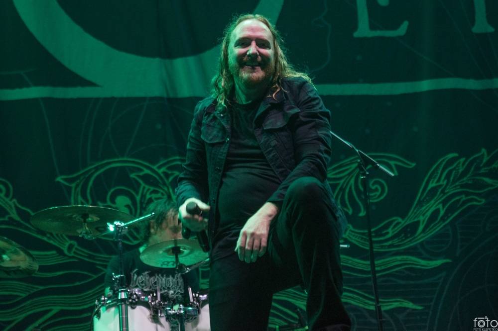 Amon Amarth si do Prahy přivezli nafukovací rytíře i ohnivé efekty