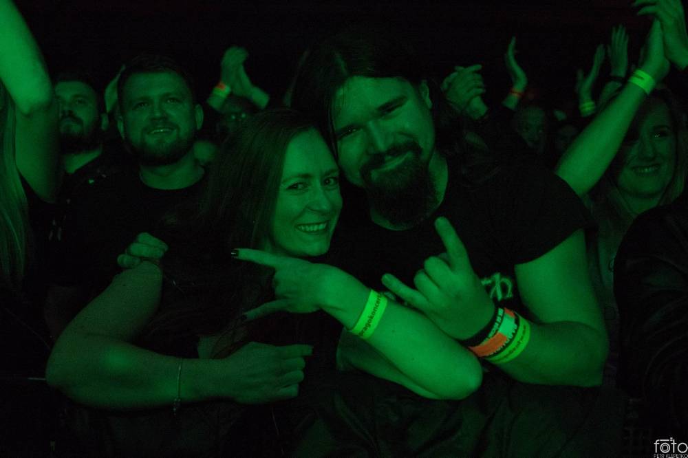 Amon Amarth si do Prahy přivezli nafukovací rytíře i ohnivé efekty