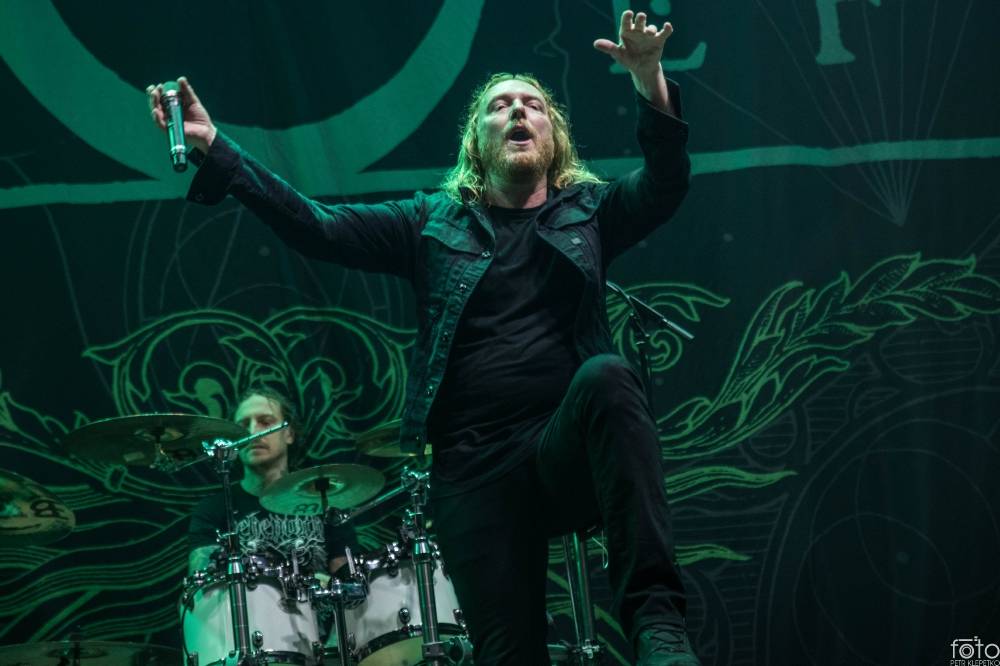 Amon Amarth si do Prahy přivezli nafukovací rytíře i ohnivé efekty