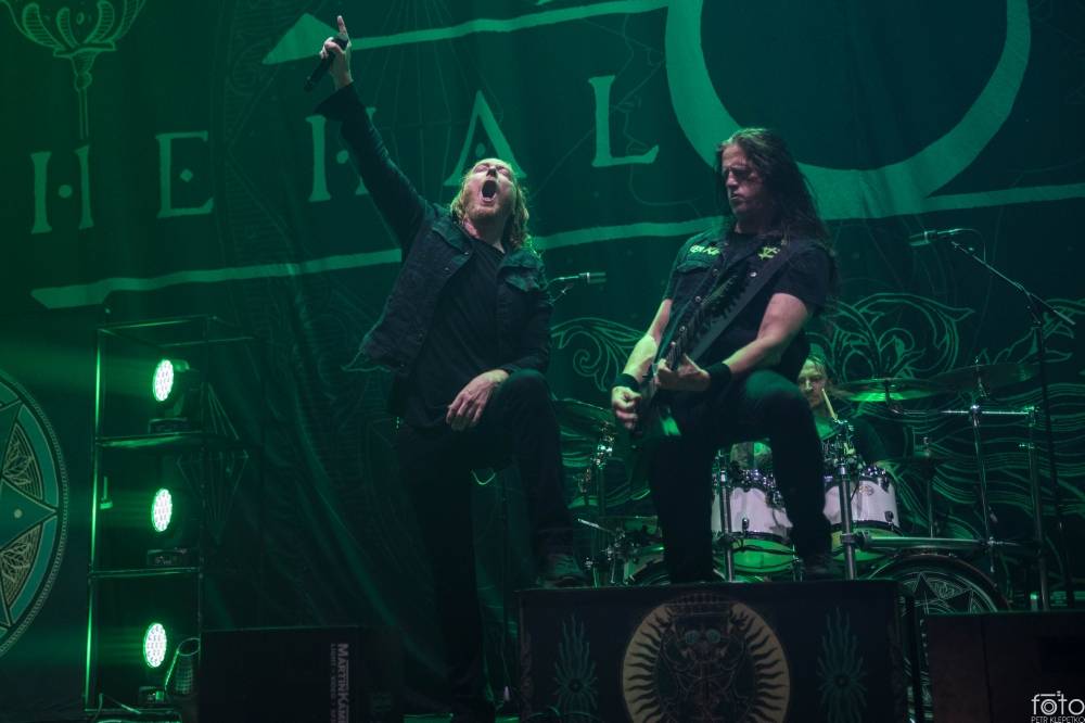 Amon Amarth si do Prahy přivezli nafukovací rytíře i ohnivé efekty