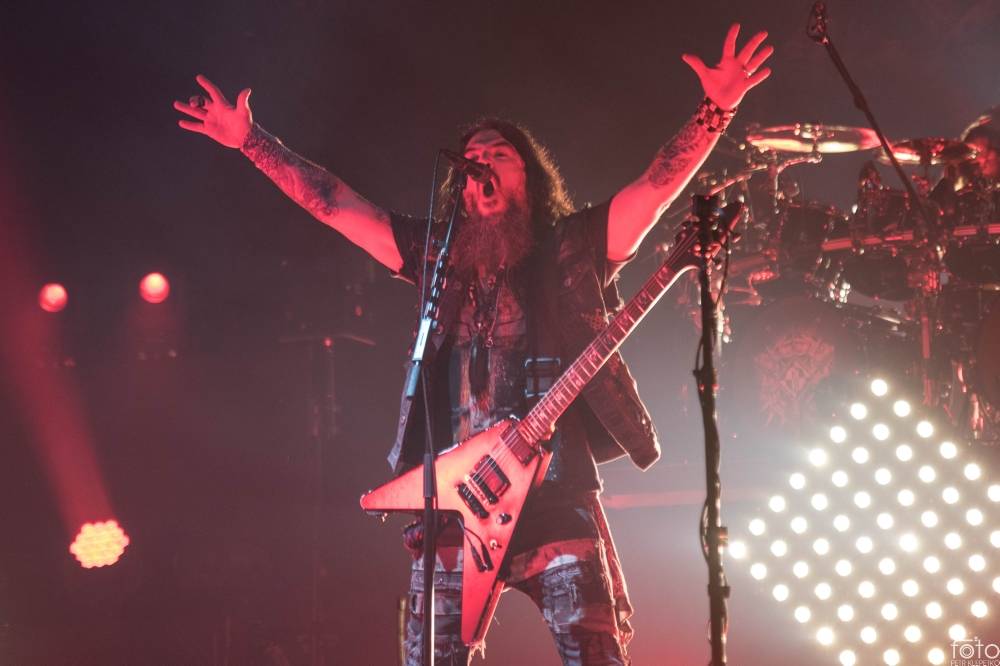 Amon Amarth si do Prahy přivezli nafukovací rytíře i ohnivé efekty