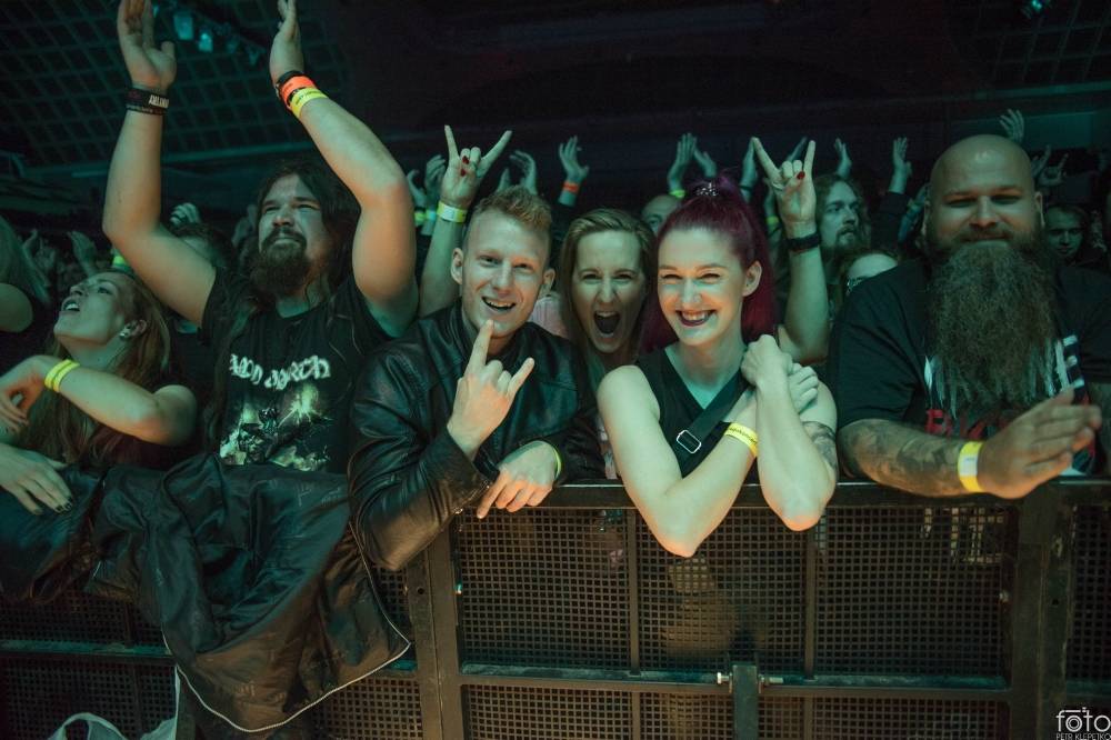 Amon Amarth si do Prahy přivezli nafukovací rytíře i ohnivé efekty
