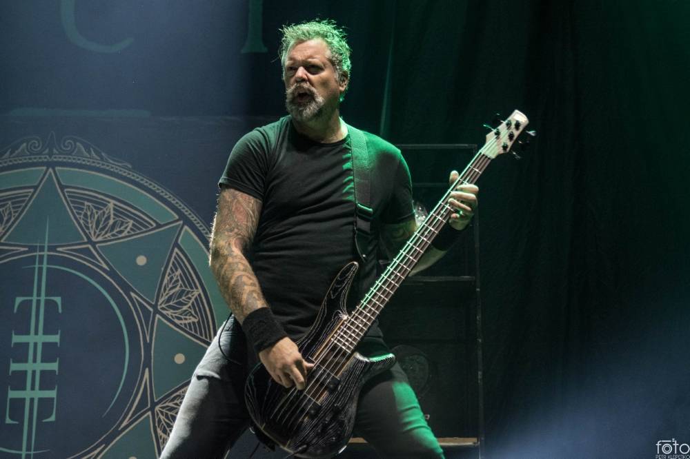 Amon Amarth si do Prahy přivezli nafukovací rytíře i ohnivé efekty